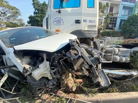 Đằng sau những bức ảnh TNGT: KIA Morning tan nát, nghi vượt ẩu với xe tải