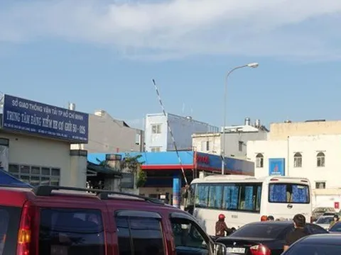 Đăng kiểm ô tô quá tải, tài xế xếp hàng từ nửa đêm