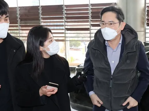 Một mặt hàng mà Chủ tịch Samsung mặc để bay sang Việt Nam đã cháy hàng chỉ sau một ngày