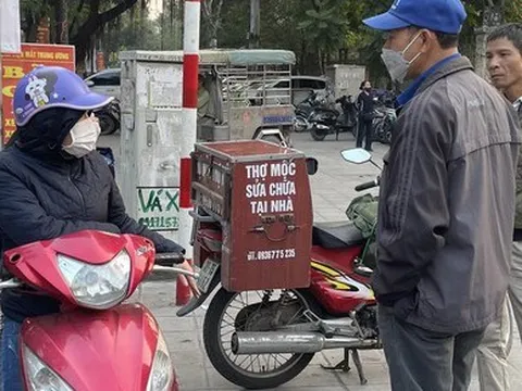 Cuối năm, nghề 'cầm cưa đứng đường' vào mùa