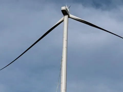 Một cánh quạt từ trụ điện gió ở Gia Lai bất ngờ bị gãy