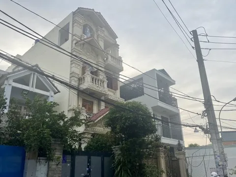 Lửa bốc lên ở căn nhà 3 lầu ở quận 12