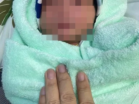 TP HCM: Cháu bé khoảng 2 ngày tuổi bị bỏ rơi trước cổng UBND phường