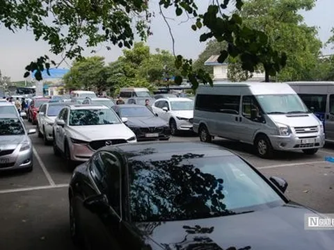 Hà Nội: Ôtô xếp hàng dài chờ 2 tiếng vẫn chưa đến lượt đăng kiểm