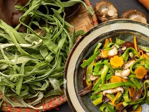 Loại rau tiến vua nhìn thì khô, giá gần nửa triệu/kg nhưng vẫn luôn đắt hàng mỗi dịp Tết đến