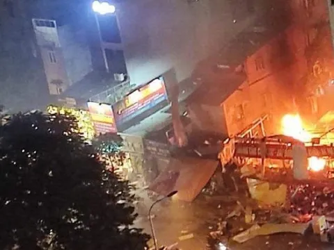 Cháy dữ dội sau tiếng nổ lớn tại trung tâm sửa chữa xe máy, 3 người bị thương