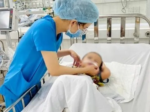 Hy hữu bệnh nhi 3 tuổi sốt cao, nguy kịch được cứu sống sau 3 tháng