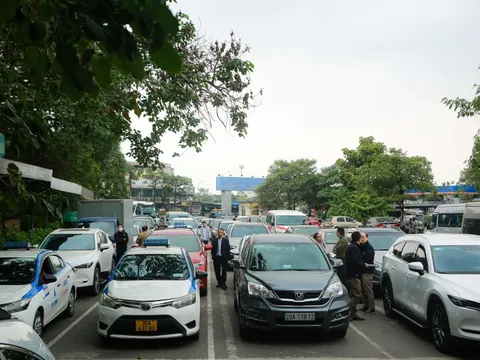 Clip: Hàng trăm xe ôtô nối đuôi nhau chờ đăng kiểm