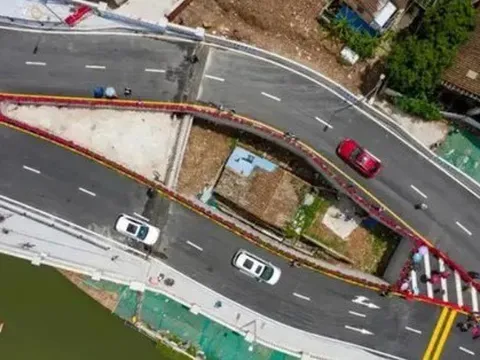 Ngôi nhà 40m2 không chịu di dời khiến cầu cao tốc phải 'tách đôi' ở Trung Quốc: Được đền bù thỏa đáng nhưng không chấp nhận, kết cục phải sống giữa khói bụi và tiếng ồn