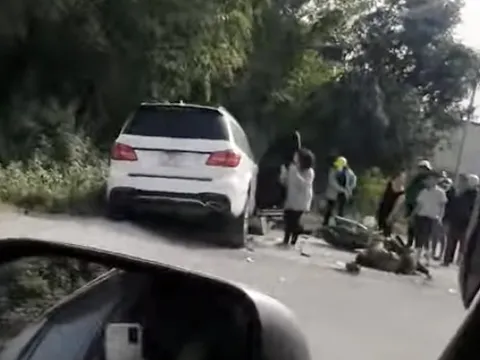 Đằng sau những bức ảnh TNGT: SUV cỡ lớn hạng sang Mercedes-Benz GLS lấn làn đâm nát xe máy