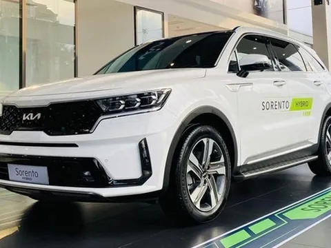 Kia Sorento hybrid ồ ạt về đại lý: Giá từ 1,4 tỷ đồng, bản cắm sạc đắt hơn nửa tỷ so với máy xăng