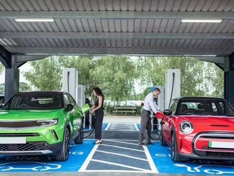 Nghịch lý ngành xe điện tại châu Âu: 'Tất tay' phát triển xe xanh nhưng sạc đầy pin xe điện lại đắt đỏ hơn đổ đầy 1 bình xăng