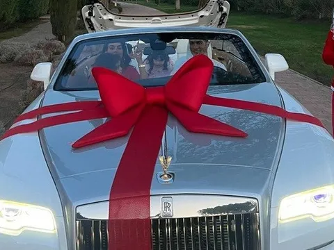 Cristiano Ronaldo được bạn gái tặng Rolls-Royce, bổ sung vào dàn xe hàng chục triệu USD