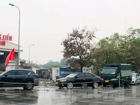 Người dân xếp hàng dưới mưa chờ đăng kiểm ô tô tại Hà Nội