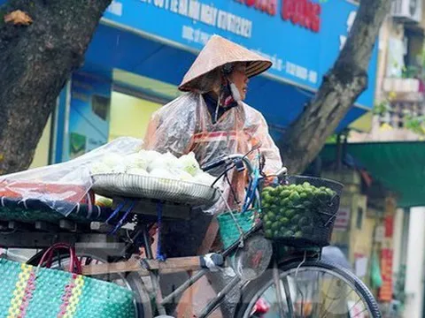 Người lao động ngoài đường phố Hà Nội quay quắt mưu sinh dưới mưa rét