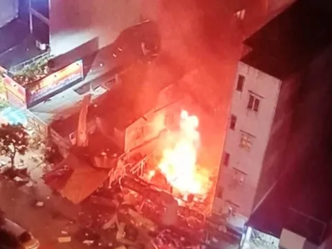 Vụ cháy nổ khiến 3 người bị thương, nhà rung lắc: Hàng chục tiếng nổ do pháo tự cuốn