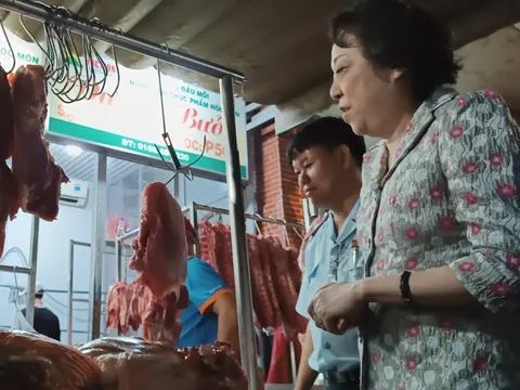 Kiểm tra hàng loạt chợ đầu mối ở TP HCM lúc nửa đêm