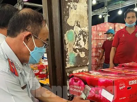 Trái cây Trung Quốc ‘đội lốt’ Thái Lan tràn ngập chợ TPHCM