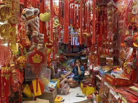 Đồ trang trí Tết tràn ngập các nẻo đường TP HCM