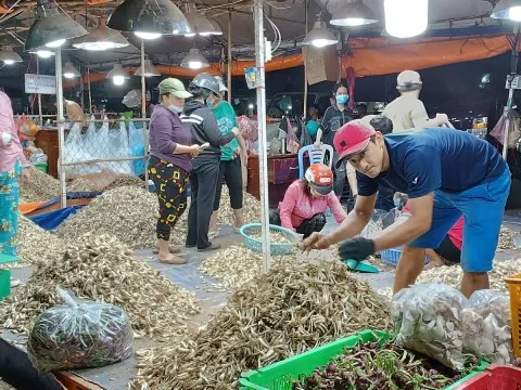 Hàng Tết về nhiều, sức mua tăng