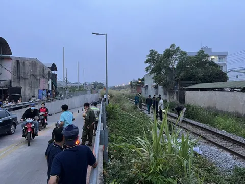 Nam thanh niên đứng trên đường ray bất chấp đoàn tàu đang lao tới