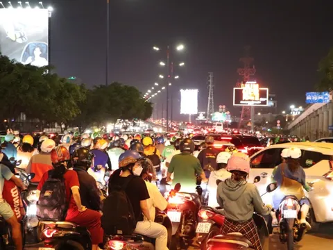 Đường lên cầu Sài Gòn ùn ứ từ chiều đến tối 30-12