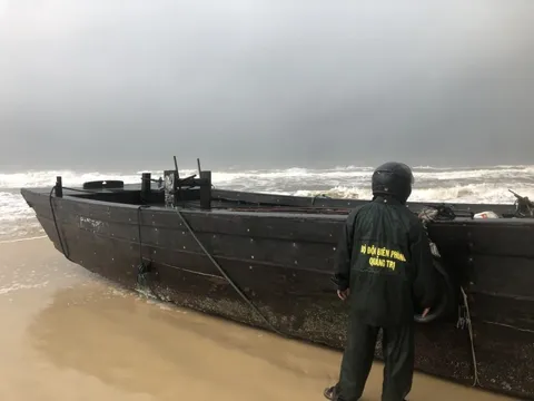 Lại có “tàu ma" dạt vào bờ biển Quảng Trị