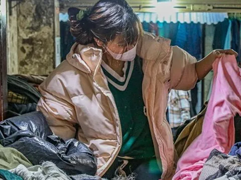 Hà Nội: “Bơi” giữa đống đồ si chất cao như núi để tìm được quần áo rẻ đẹp dịp cuối năm