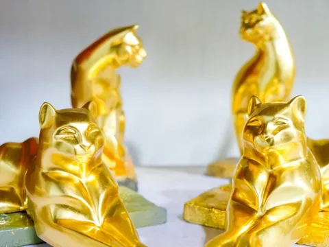 Chiêm ngưỡng linh vật mèo dát vàng 24k 'trình làng' Tết Qúy Mão