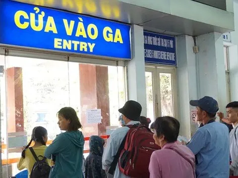 Đường sắt khuyến cáo: Đừng mua vé tàu qua 'cò mồi, chợ đen'