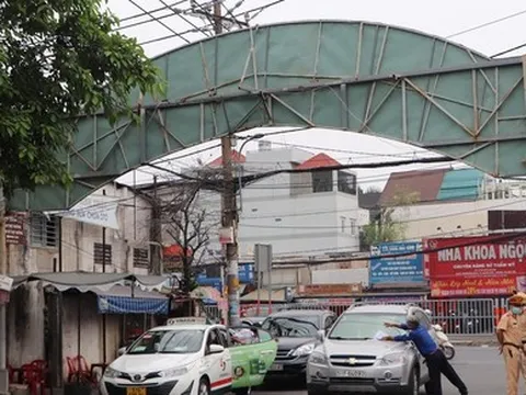 Cận cảnh vật vạ chờ đăng kiểm ở TP HCM ngày 30-12