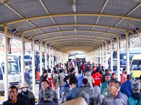 Người dân về quê đón Tết Dương lịch, bến xe ở Hà Nội 'tăng nhiệt'