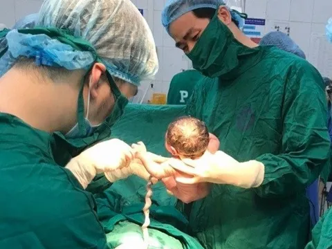 Thai phụ 39 tuổi nhập viện cấp cứu nhưng quyết kiêng mổ mùng một