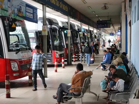 Ngày cuối năm 2022, khách nườm nượp đổ ra bến xe về quê