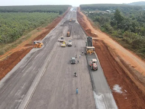 Hình ảnh bất ngờ ở tuyến cao tốc Phan Thiết - Dầu Giây ngày thông xe kỹ thuật