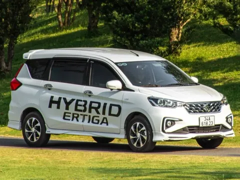 Suzuki Ertiga hybrid giảm giá còn 495 triệu: Rẻ và ăn ít xăng nhất phân khúc, cố cạnh tranh Xpander