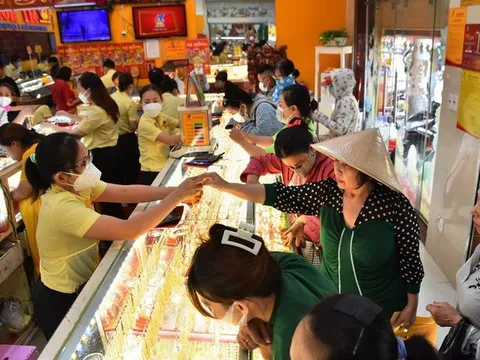 Giá vàng hôm nay 30-12: Tăng trở lại, đồng USD bị bán tháo