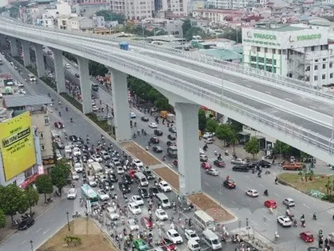 Cận cảnh đường trên cao Vành đai 2 và nút giao cắt liên tục ùn tắc