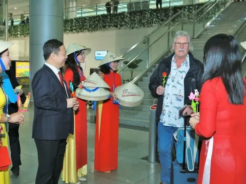 Hàng không đón những lượt khách đầu tiên của năm mới 2023