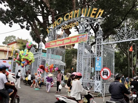 Hình ảnh tấp nập khách vui chơi, tham quan ở TP HCM