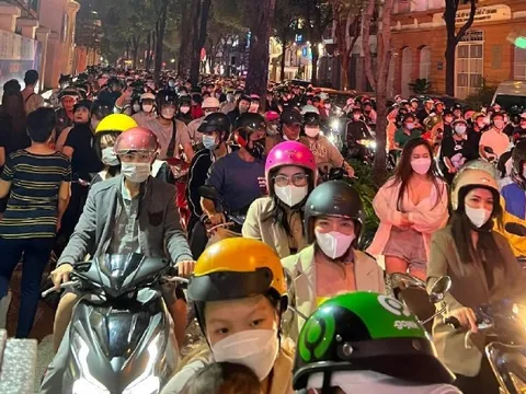 Trung tâm TP.HCM ken đặc người dân đổ về chờ đón năm mới