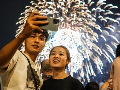 Khoảnh khắc người dân TP HCM đón năm mới 2023 dưới bầu trời pháo hoa
