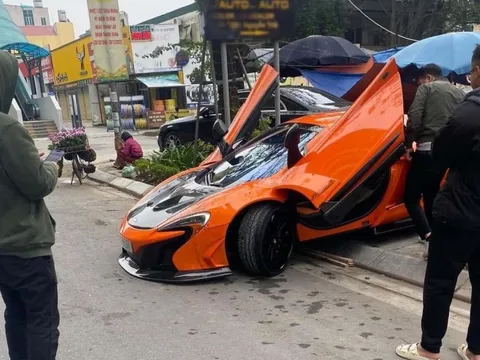 Đằng sau những bức ảnh TNGT: Bất cẩn với siêu xe, McLaren 650S bị sập gầm khi xuống vỉa hè tại Hà Nội