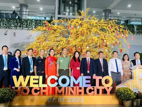 Đoàn khách du lịch đầu tiên “xông đất” TP HCM