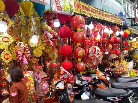 Vật trang trí Tết hình mèo lên ngôi