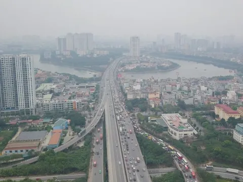 Người dân tay xách nách mang về Hà Nội sau nghỉ Tết dương lịch