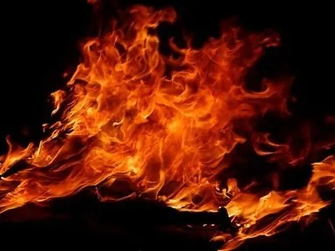 Chiến sỹ cảnh sát ở Huế dũng cảm lao vào đám cháy khống chế ngọn lửa