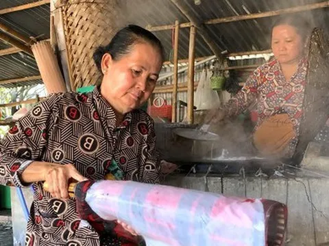 Bánh tráng miền Tây 'đắt như tôm tươi' dịp Tết