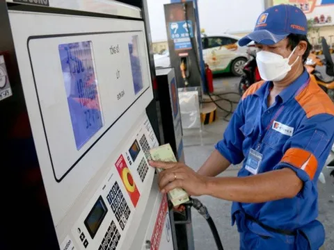 Vì sao trong ba ngày có tới hai phiên điều chỉnh giá xăng dầu?