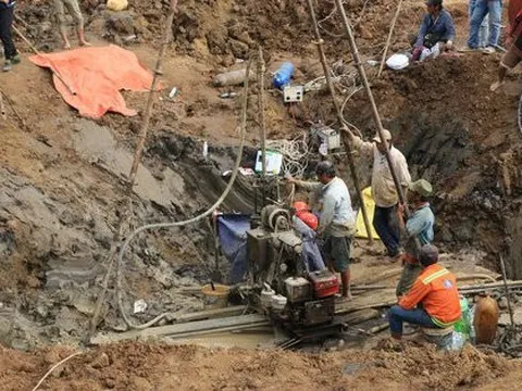 CLIP: Cha bé trai lọt vào trụ bê tông sâu 35m ở Đồng Tháp kể khoảnh khắc con kêu cứu